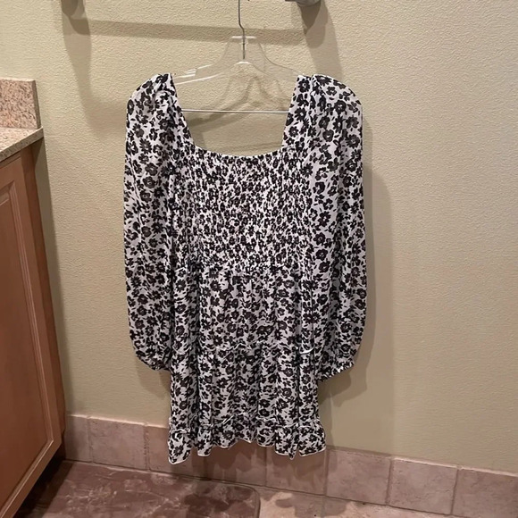 NWOT Aakaa woman’s black and white flowered dress - Picture 7 of 9